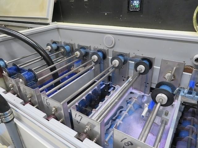 通常は使用しないタンクを使い、フィルムを染色する