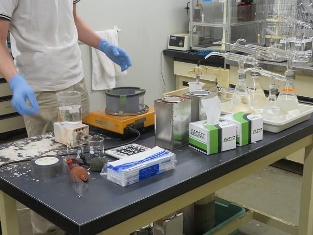 染色液を調合する部屋はあらゆる分析器具でいっぱい