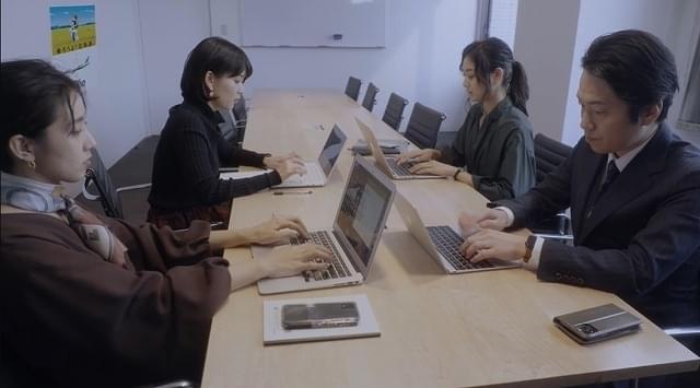 左の壁にAIR DOのポスターが貼ってある