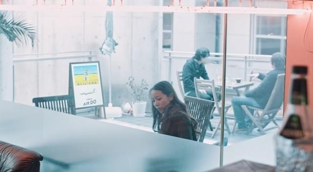 芽衣子が働くカフェを訪れるルイ