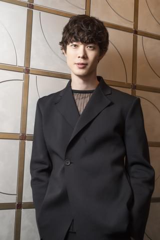 若手個性派・宮沢氷魚が舞台「パラサイト」で表現する泥臭いまでの人間味！