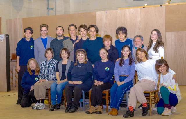 稽古場でもプレスコーールで、海外スタッフ、スウィングキャストも揃って記念撮影