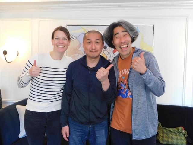 クレア・ティトリー監督（左）、筆者（中央）、なすび（右）