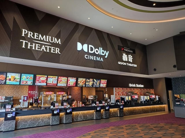 コンセッション(売店)。ドリンクバースタイルを採用している。ビールなども販売している