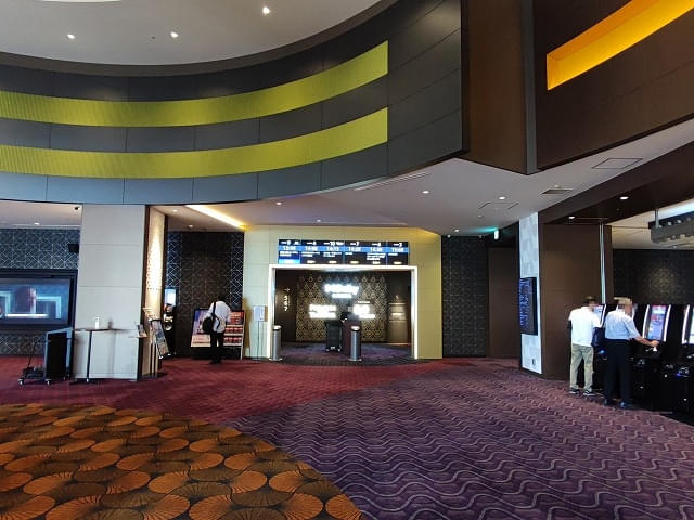 TOHOシネマズすすきののエントランス。チケットレス入場方式を採用しているので、券売機/発券機の数は最小だ