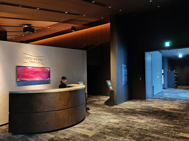 ãšã¬ããŒã¿ãŒã§10éããã¢ãŒã«äžãããšã·ã¢ã¿ãŒ5ïœ8çšã®ãšã³ãã©ã¹ããåºè¿ããã·ã¢ã¿ãŒ1ïœ4ã¯ã9éã«å°çšãšã³ãã©ã¹ããã