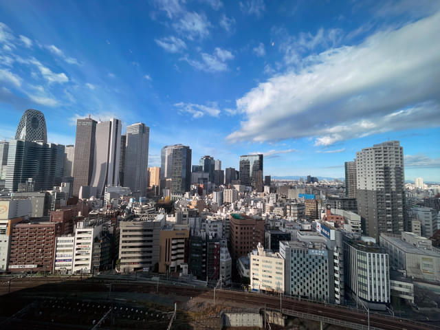 10éã®ãšã¬ããŒã¿ãŒãåºãŠããã«ã倧ããªã¬ã©ã¹çªããããæ°å®¿ã®ã¹ã«ã€ã¹ã¯ã¬ãŒããŒãçŸãã