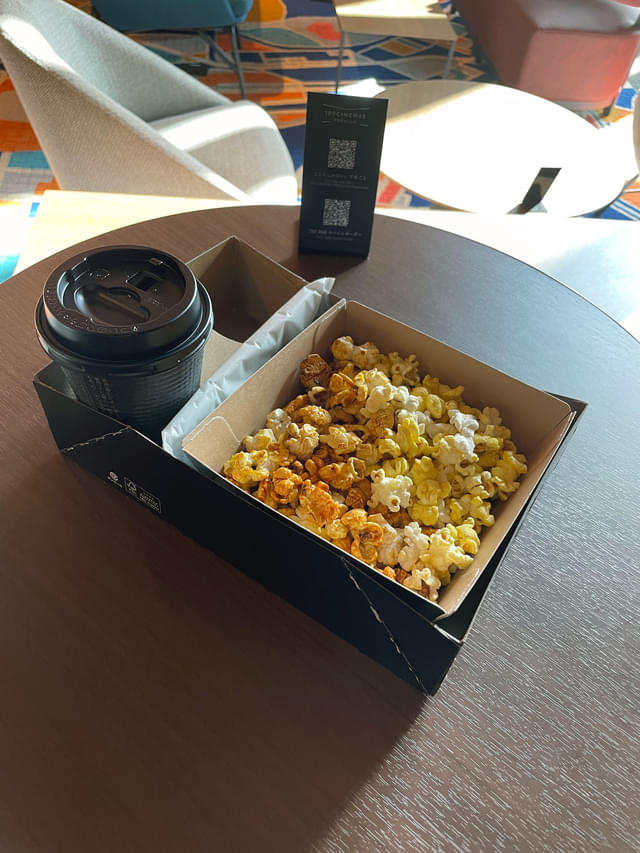 ãŠã§ã«ã«ã ã³ã³ã»ãã·ã§ã³ã§ãããã³ãŒããŒãšå¡©å³ã®ãããã³ãŒã³ã®ããŒããµã€ãºã泚æãããã·ã¢ã¿ãŒå
ãžã®æã¡èŸŒã¿ãå¯èœã