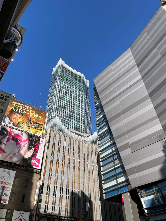 æ°å®¿ã»æèäŒçºã®ã·ãã·ãã£åºå Žããæ®åœ±ãããæ±æ¥æèäŒçºã¿ã¯ãŒ