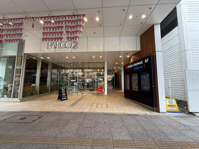 今回はパルコ2ビルの開店時間前だったので、デッキ直結の2階からはアクセスできず、1階からビル内に入った