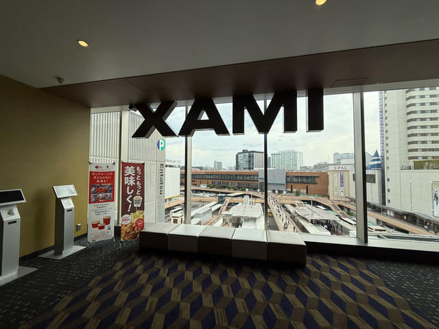 ちょうどIMAXのロゴマークの裏側から、大きなガラス窓から仙台駅を見下ろす。東京から新幹線で約1時間半。あっという間だ