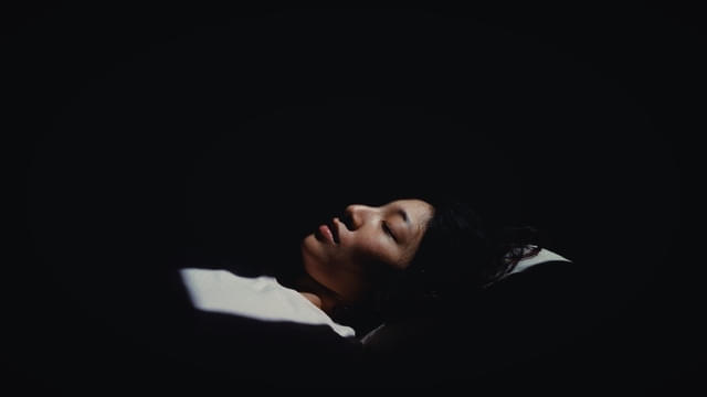 「まっすぐな首」