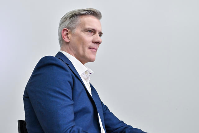 新版「コーラスライン」でアダム・クーパーが演出家役に自分を重ね、表現するダンスの奥深さ!