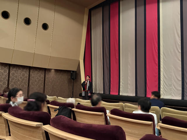 蔵本支配人による前口上。簡潔でありながら的確な解説だった。挨拶が終わると、客席から拍手が響いた