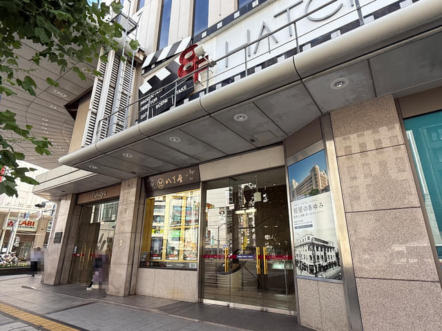 福屋本店東館1階には、八丁座の大きな看板がある