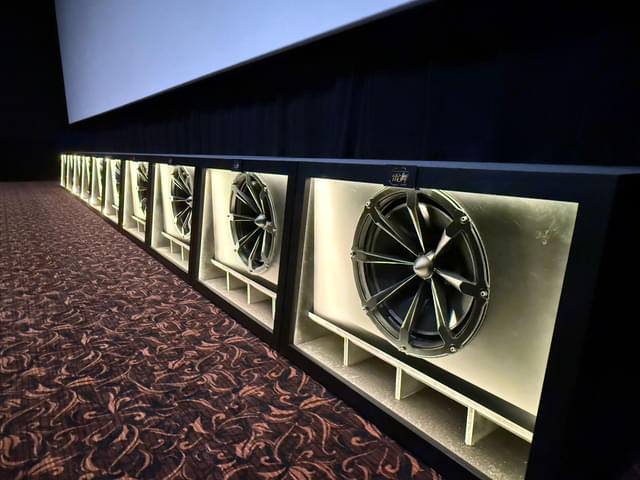 ウーファーサイズは18インチ(約46cm)。いかにも強固なキャビネットにマウントされ、それが10本横並びで配置している