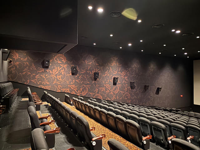 サラウンドスピーカーは、左右の壁面に7本ずつ、後方にも上映窓を挟んで左右2本ずつがマウントされている