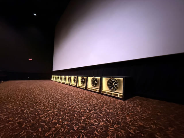 スクリーン6に入るとすぐ目に入るのが、「ベースラインアレー」。イエローでライティングされている