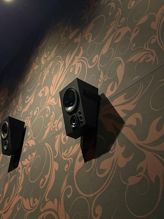 サウンドスピーカー。12インチ(約30cm)ウーファーを上方に、下方に同軸型ユニットを配置した3ウェイ構成となっている