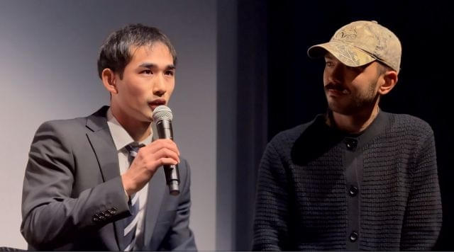 川口功人（左）と通訳者アンディ