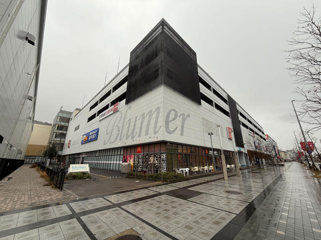 ブルメールHAT神戸へは、公共交通機関では、JR神戸線「灘駅」徒歩10分、阪神電車本線「岩屋駅」徒歩8分、あるいは神戸市営バス「人と防災未来センター」前下車