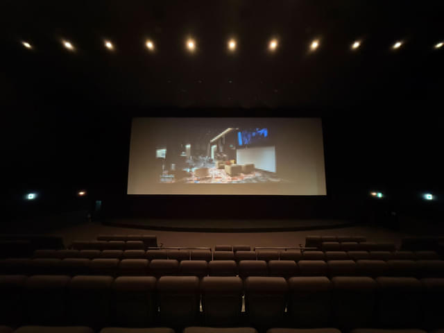 スクリーンも非常に大きく、スクリーンのアスペクト（縦横比）は、かなり横長で、おそらくスコープ（2.35:1）だろう