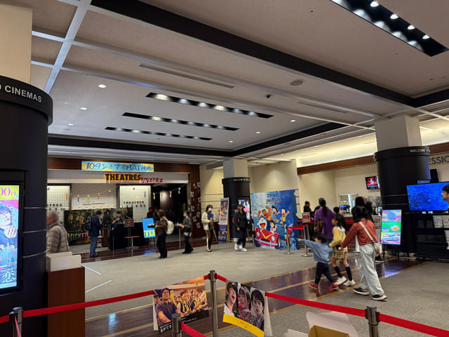 コンセッション（売店）も充実。定番のポップコーンのほか、チュリトスやフライドポテト、ホットドッグ、ピザなどが用意されている