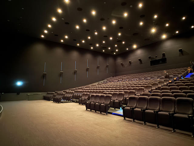 前方、スクリーン側から座席エリアを撮影した。後方に行くにしたがって傾斜がついているため非常に鑑賞しやすい印象だ。