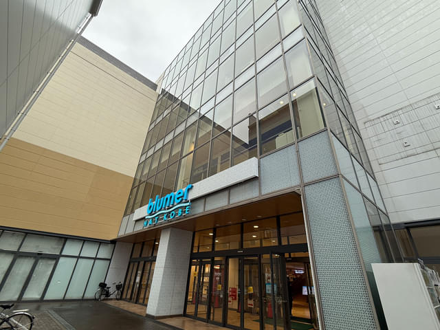 ブルメールHAT神戸は、1階はエディオン、西松屋、ココカラファイン、2階は109シネマズHAT神戸のほか、専門店や飲食店などが出店している。