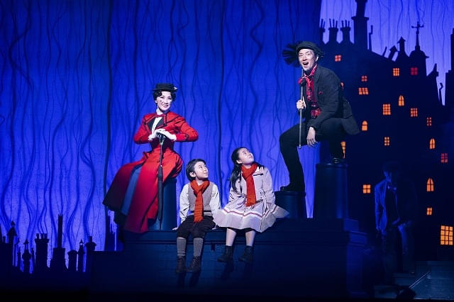 2022年の舞台より。メリー（濱田）とバート（大貫勇輔）と子どもたち