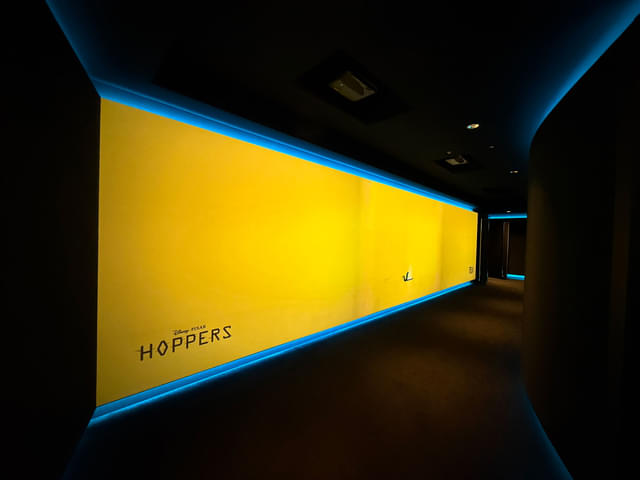 AVP（Audio Visual Pathway）と呼ばれる、スクリーンエントランスの横長ディスプレイ。