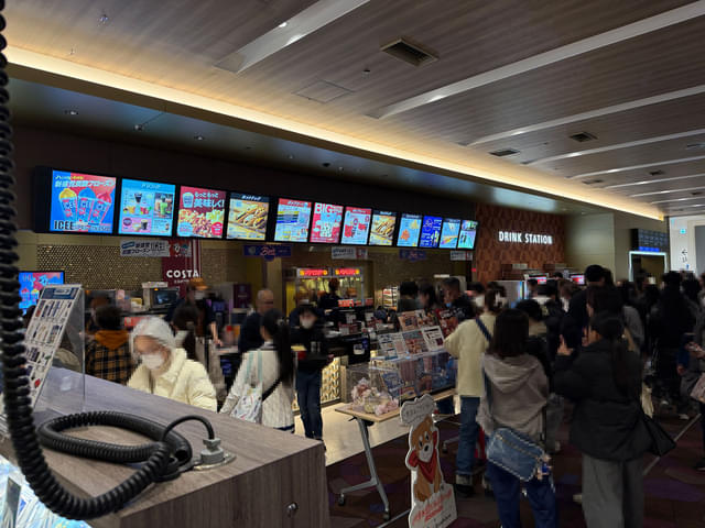 昼過ぎのフード売り場は大混雑。ポップコーンやドリンクなどは早めに購入したほうがいいかもしれない