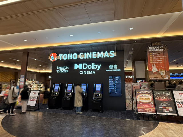 ショッピングモール内に劇場のエントランスがある