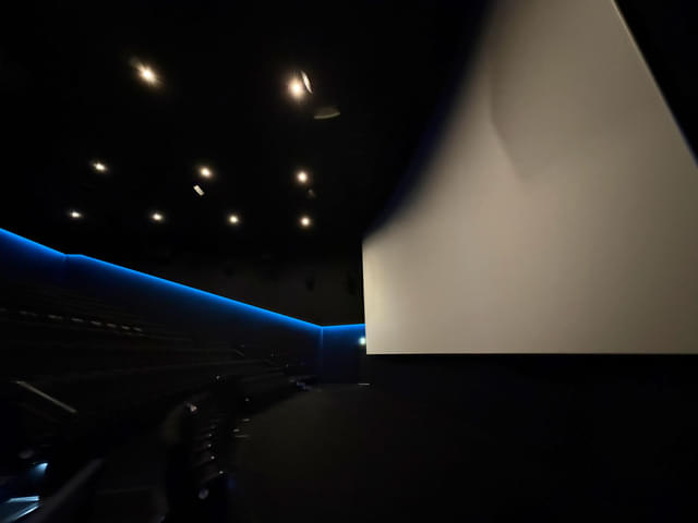AVPを抜けるとスクリーン前方から座席に向かう導線となっている
