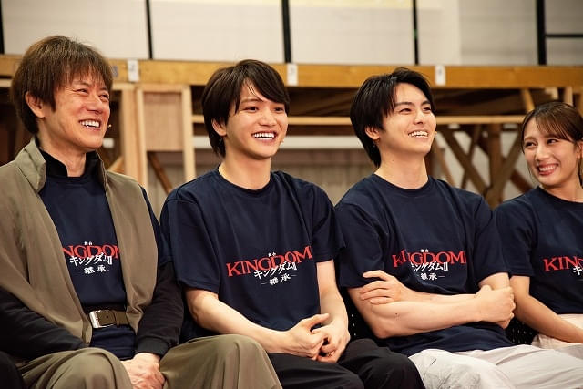 共演の山口祐一郎(左端)と山本千尋(右端)