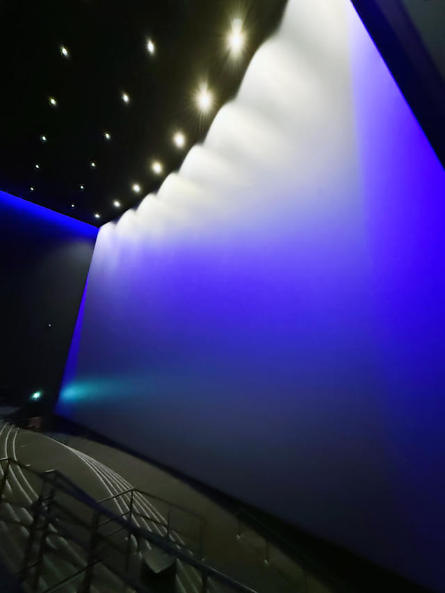 「シネコンとしては日本最大級、ビル6階建てに匹敵する高さ18m超、横幅26m超の巨大スクリーンを採用。経験したことのない圧倒的なスケールで迫力ある映像を体感できます。」（IMAX特設ページより）