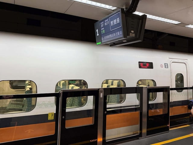翌日は、台北から高雄まで高速鉄道で移動。終点の高雄左営駅まで約1時間40分の道のりだ。日曜ということもあり、指定席はほぼ満席だった
