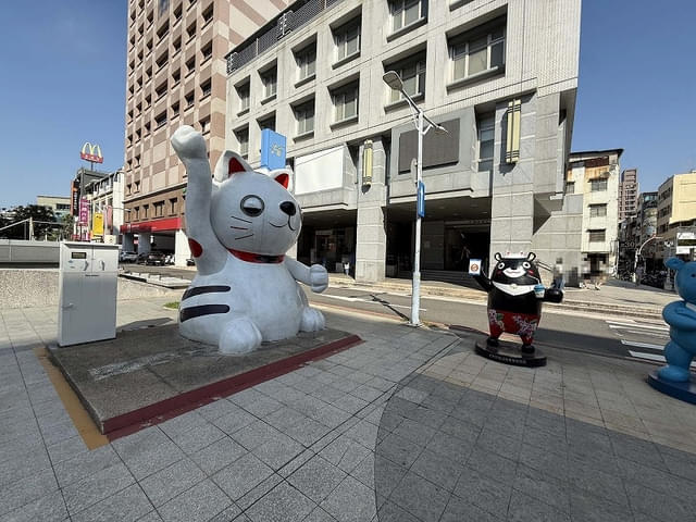 塩埕埔駅では可愛らしいキャラクター像がお出迎え。駅から目的地のin89駁二電影院までは徒歩で約11分