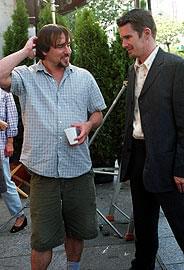 撮影現場での監督とイーサン・ホーク(右)