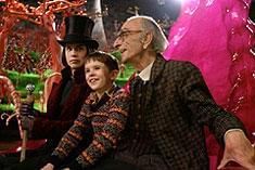 チャーリー役のフレディ・ハイモア(中央)