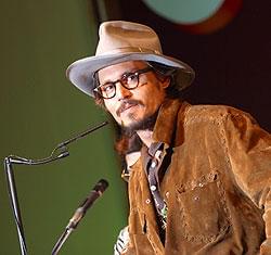 10年ぶりとなった来日記者会見でのジョニー・デップ