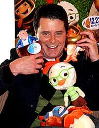 「チキン･リトル」キャラクターのぬいぐるみに 囲まれたフルマー氏