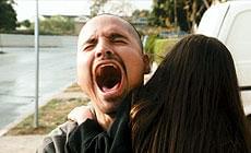 “透明マント”の御伽噺が鍵となる父娘