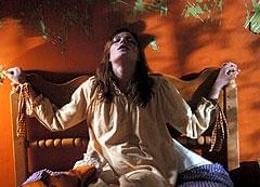 撮影現場では、お約束の怪奇現象も発生!?