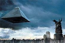 上空にピラミッドが浮かぶニューヨーク