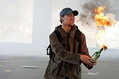 監督こだわりの火炎瓶アクション?