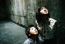 孫娘のヒョンソ（右）が母親的な強さをみせる