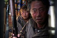 ともに妻のいないカンドゥ（左）とヒボン（右）だが…