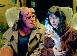 発火能力を持つリズ(右)に、ヘルボーイが恋をする