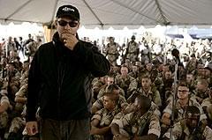 撮影現場の兵士役の若者たちと監督